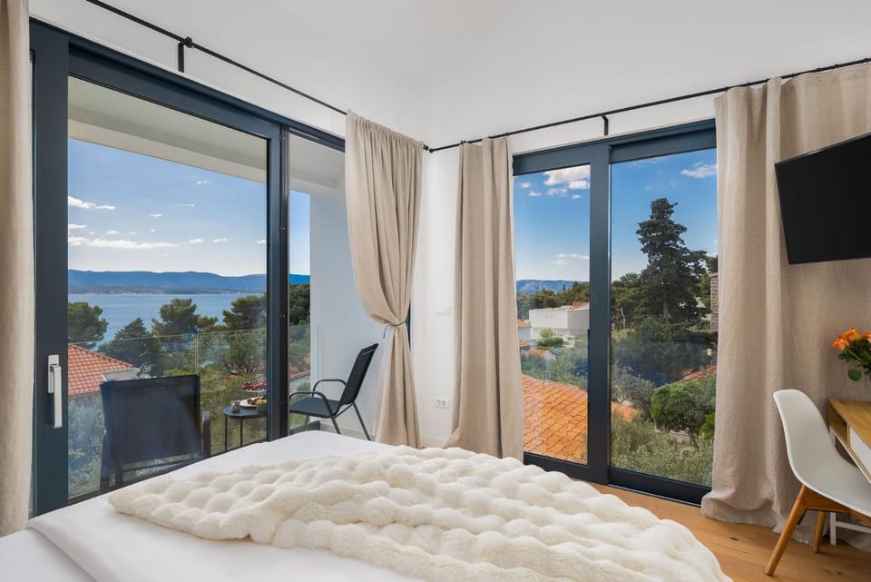 Bed, Natural landscape, TV and multimedia, View (from property/room), Balcony/Terrace, Photo of the whole room, Bedroom, Sea view