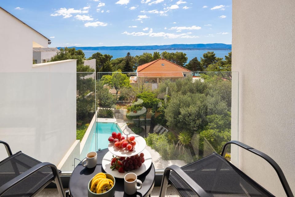 Day, Natural landscape, View (from property/room), Balcony/Terrace, Pool view, Sea view, Swimming pool, Swimming pool