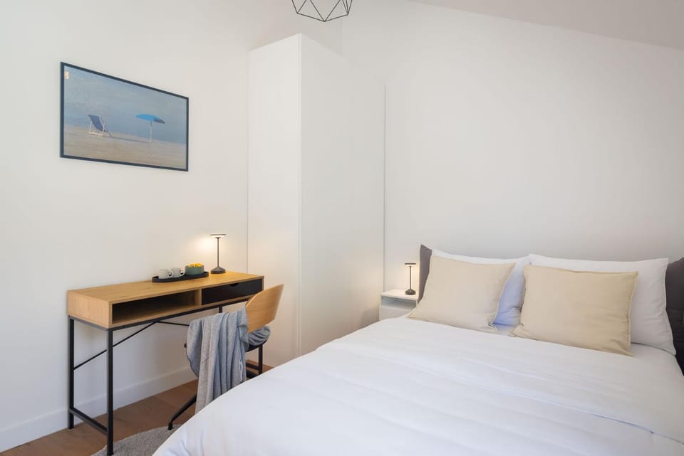 Bed, Photo of the whole room, Bedroom