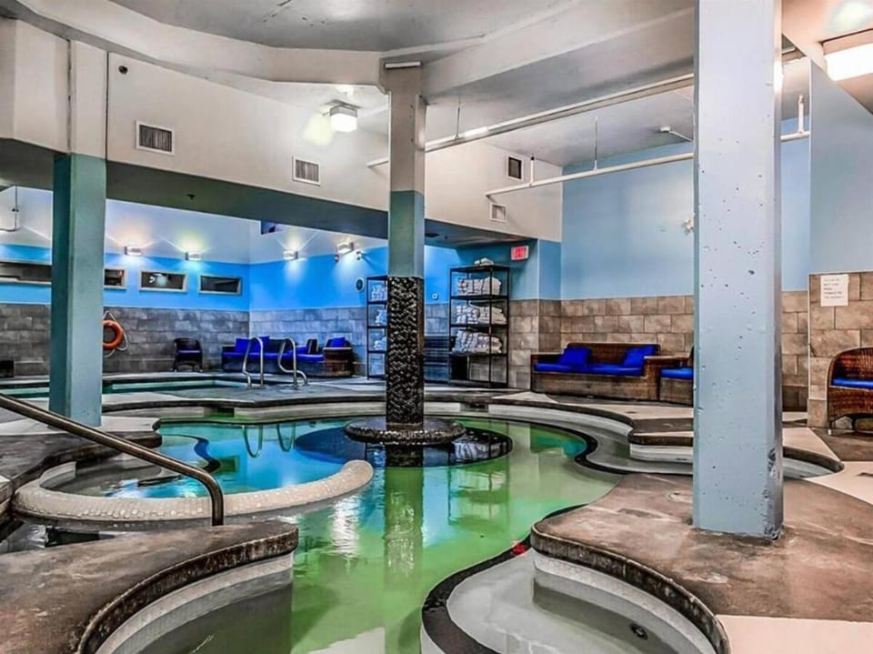 C111 Canmore World Class Solara Resort - Hot tub, Pool, Gym, AirCon, Free Parking & Netflix Apartment in Canmore