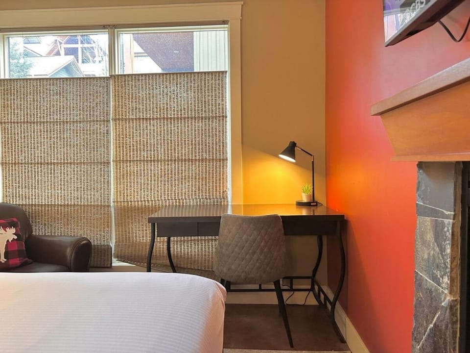 C111 Canmore World Class Solara Resort - Hot tub, Pool, Gym, AirCon, Free Parking & Netflix Apartment in Canmore