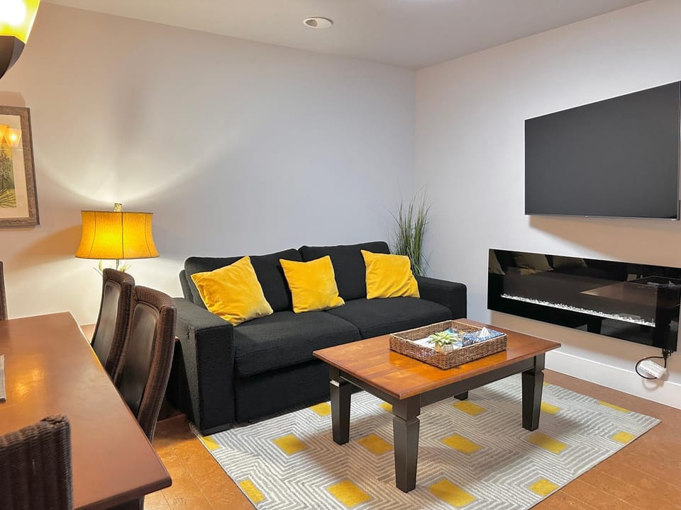 C111 Canmore World Class Solara Resort - Hot tub, Pool, Gym, AirCon, Free Parking & Netflix Apartment in Canmore