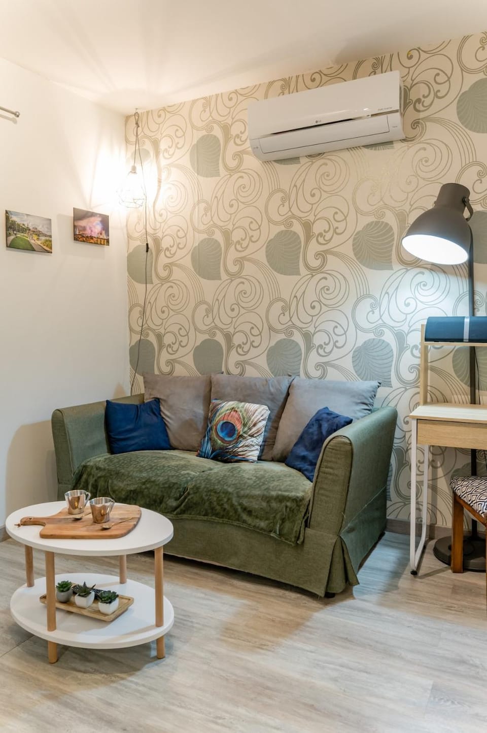 Living room, Seating area, air conditioner