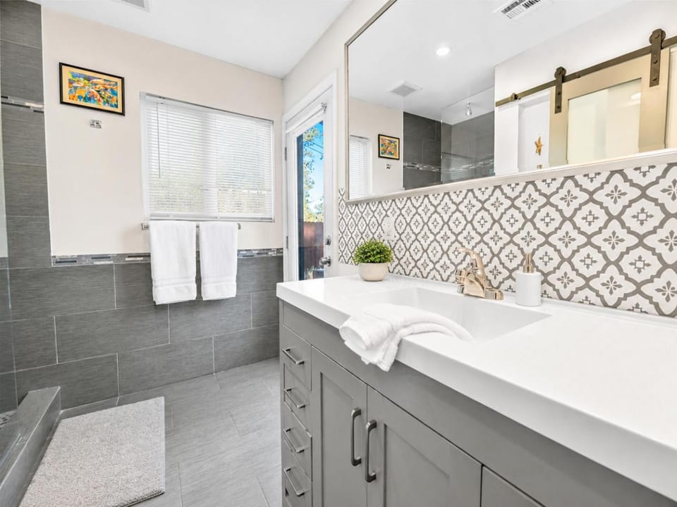 Bathroom, towels