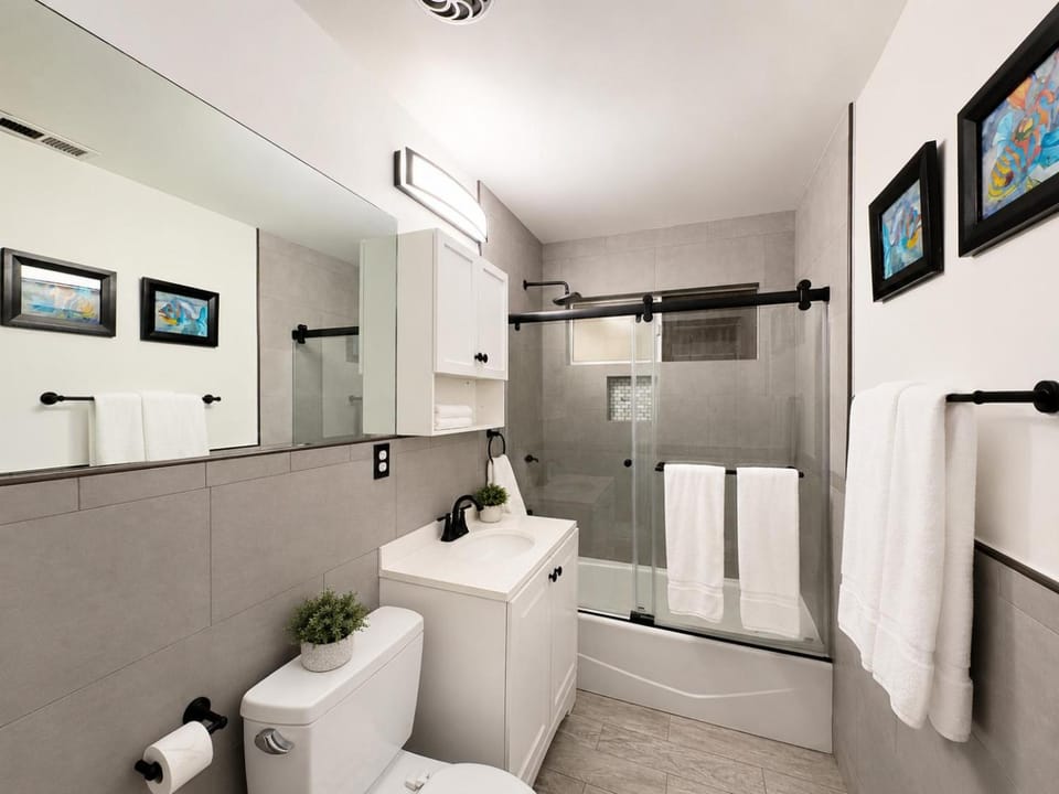 Shower, Toilet, Bathroom, Bath, towels