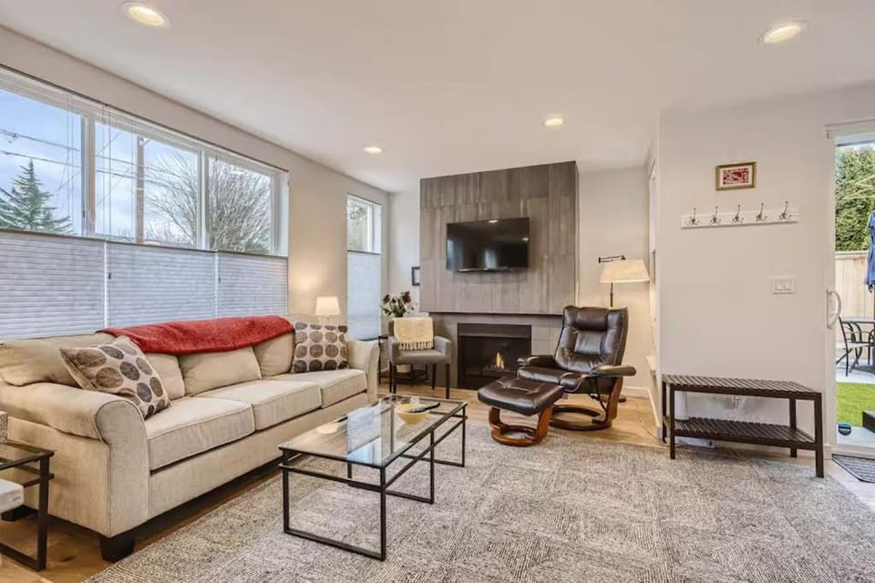 Sunset Hill Cottage House in Ballard