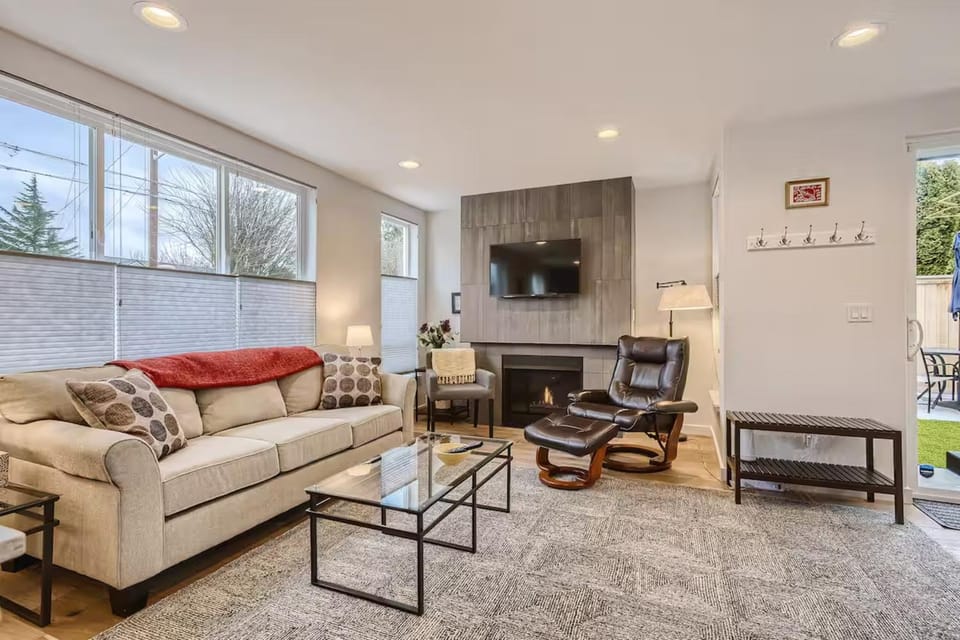 Sunset Hill Cottage House in Ballard