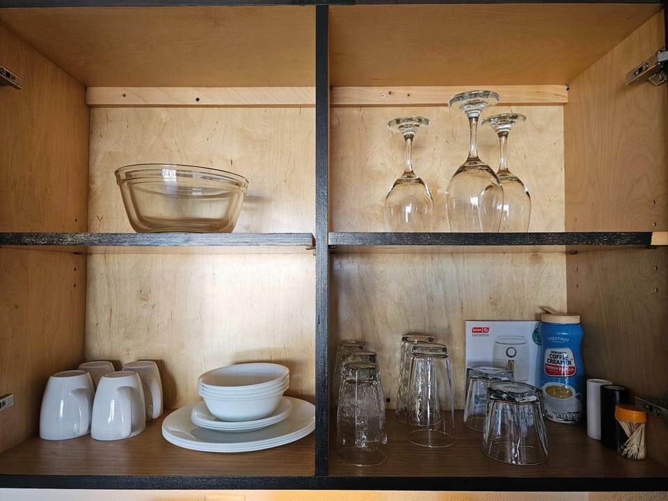 Kitchen or kitchenette, minibar