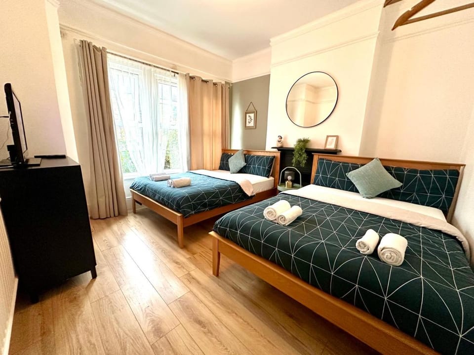 Bedroom, towels