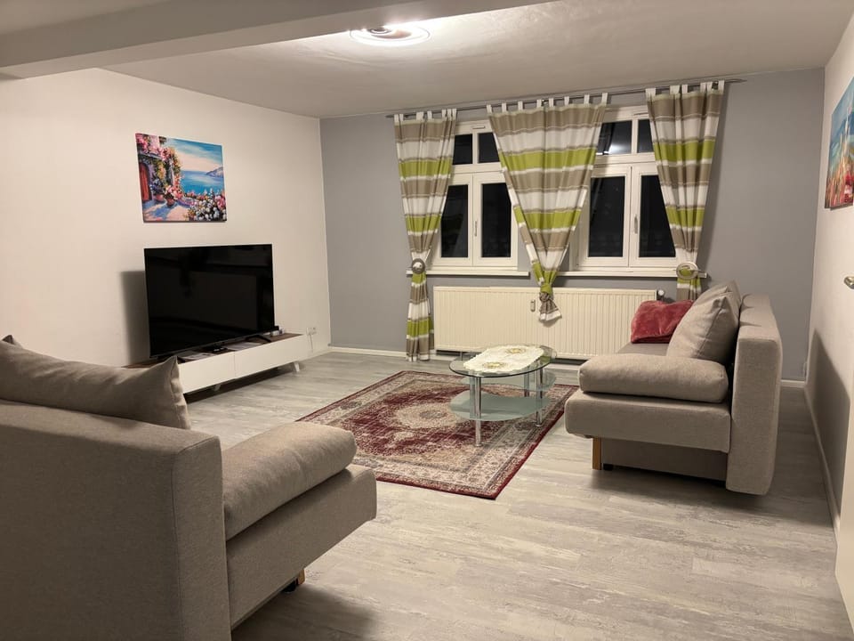 Restaurant/places to eat, Communal lounge/ TV room, Activities, TV and multimedia, Living room, Supermarket/grocery shop, Shopping Area, ATM, furniture, furniture, hair dresser, internet, washing machine