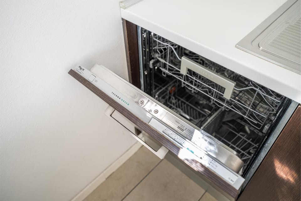Kitchen or kitchenette, dishwasher