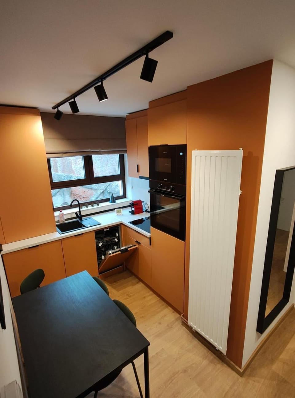 Kitchen or kitchenette, Dining area, minibar, oven, stove