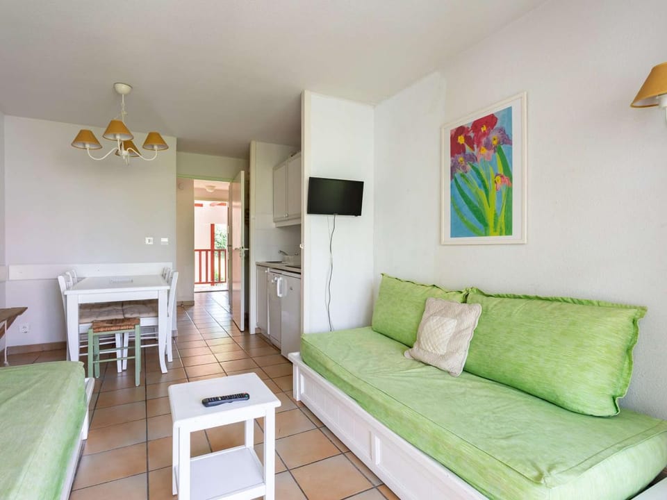 Studio moderne avec piscine et parking, proche corniche basque - FR-1-2-303 Apartment in Urrugne