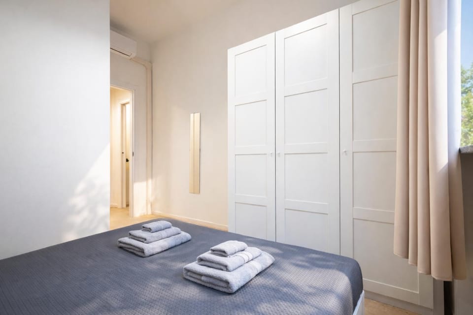 Bed, Bedroom, towels, wardrobe