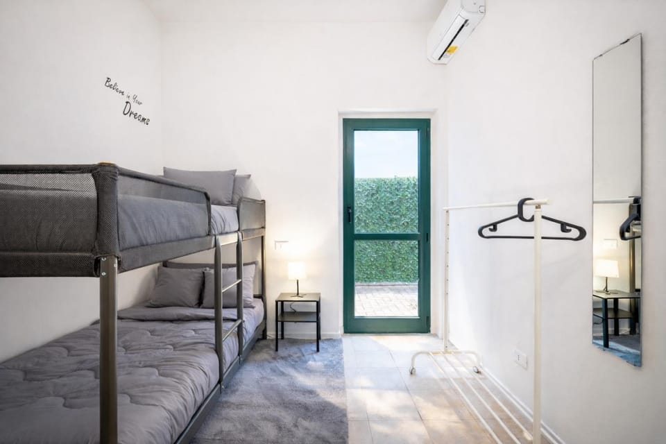 Bedroom, bunk bed