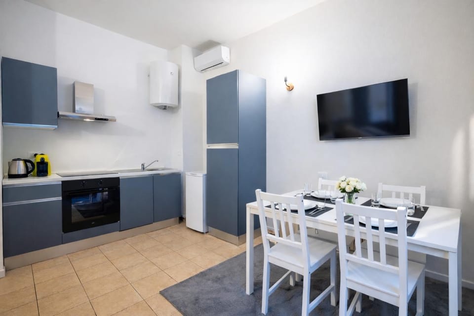 Kitchen or kitchenette, Dining area, kitchen