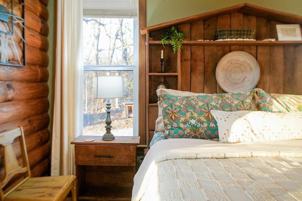 15 Mins to U of A - Pool & Hot Tub House in Fayetteville