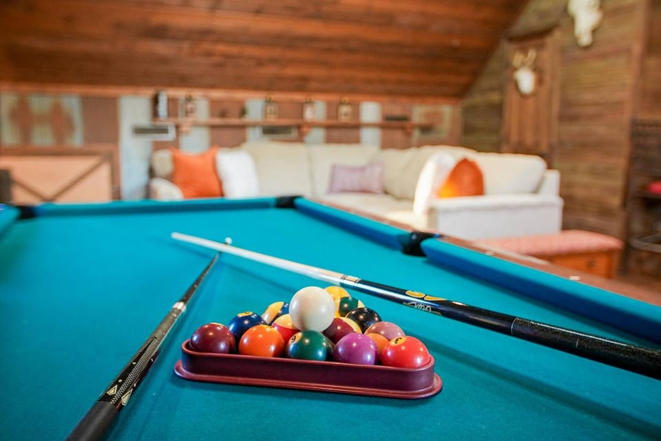 15 Mins to U of A - Pool & Hot Tub House in Fayetteville