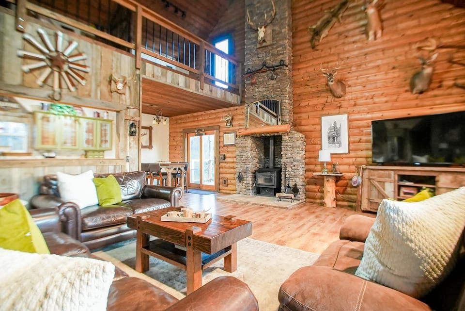 15 Mins to U of A - Pool & Hot Tub House in Fayetteville