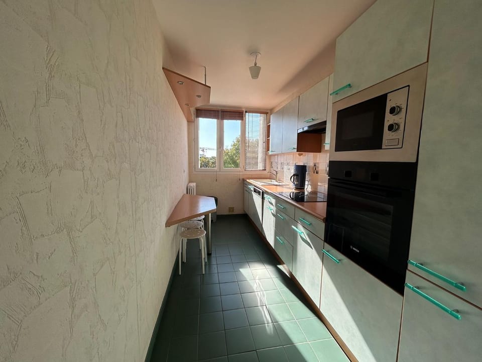 Coffee/tea facilities, dishwasher, oven, stove