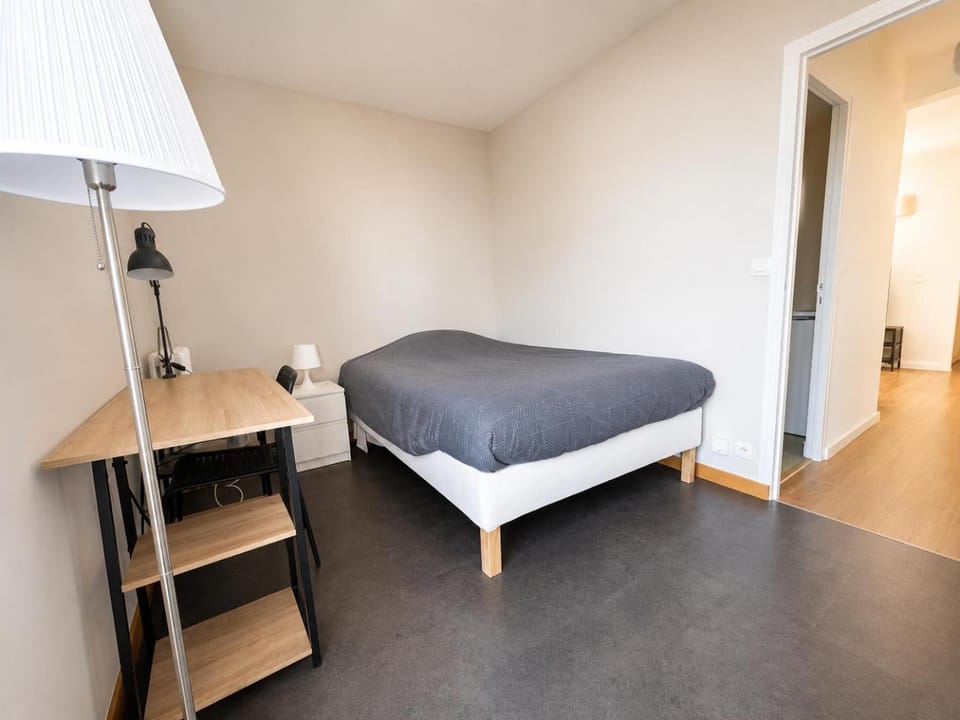 Photo of the whole room, Bedroom