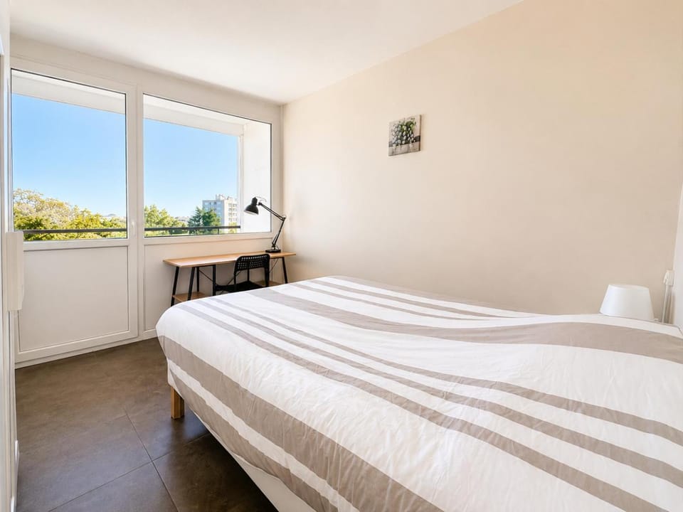 Photo of the whole room, Bedroom