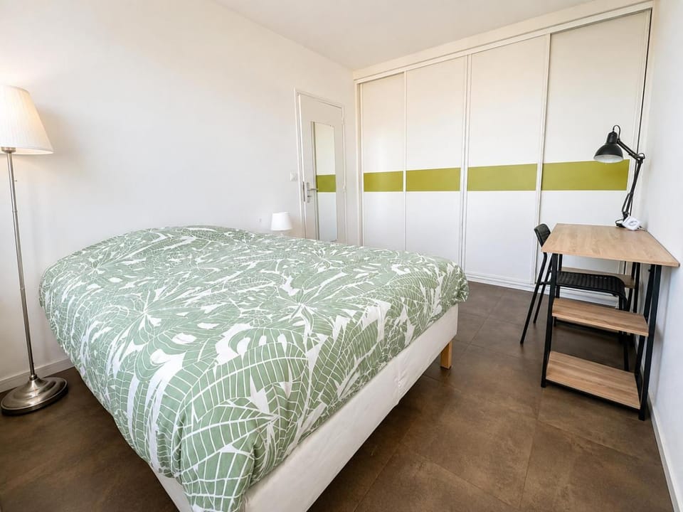 Photo of the whole room, Bedroom