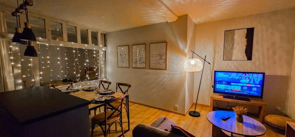 TV and multimedia, Living room, Seating area, Dining area