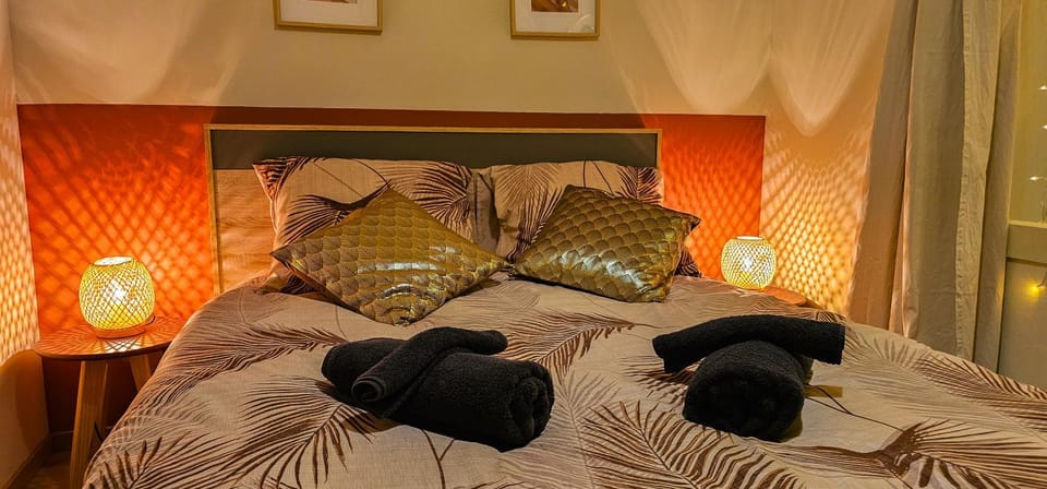 Bed, Bedroom, towels