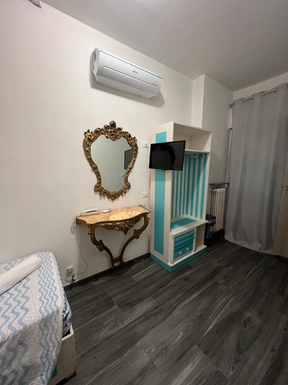 Bedroom, air conditioner