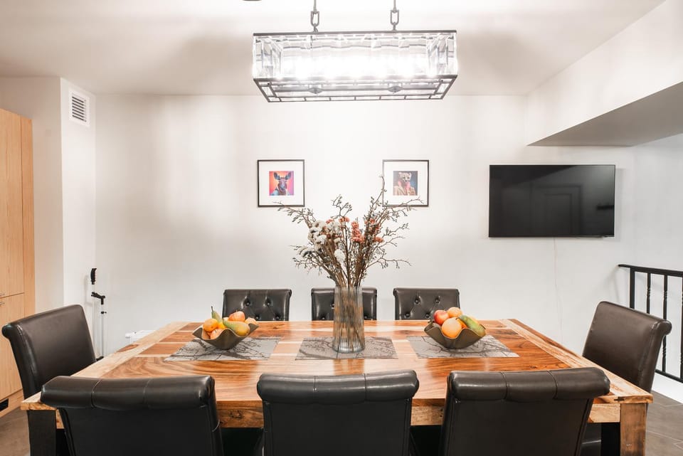 TV and multimedia, Living room, Seating area, Dining area