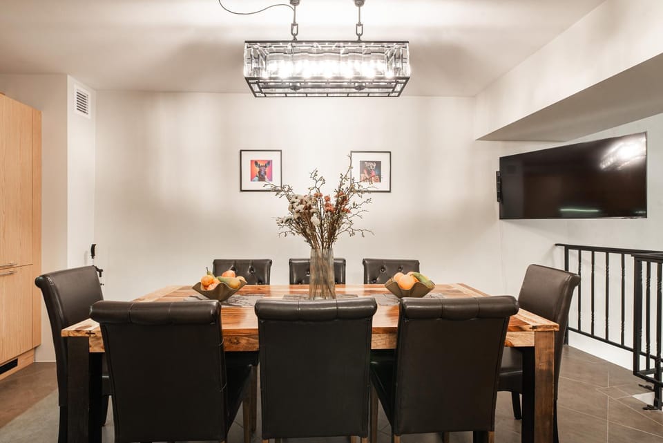 TV and multimedia, Living room, Seating area, Dining area