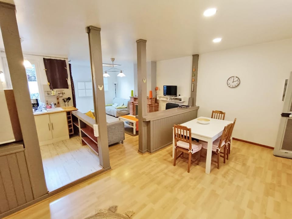 TV and multimedia, Kitchen or kitchenette, Living room, Seating area, Dining area