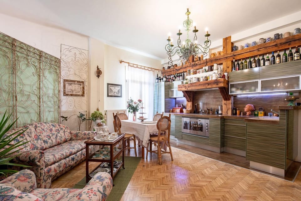 Nestled Romance, Buda's Hilltop Heaven Apartment in Budapest