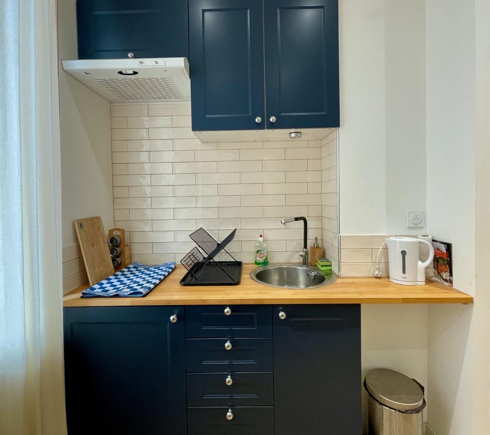 Coffee/tea facilities, Kitchen or kitchenette, stove