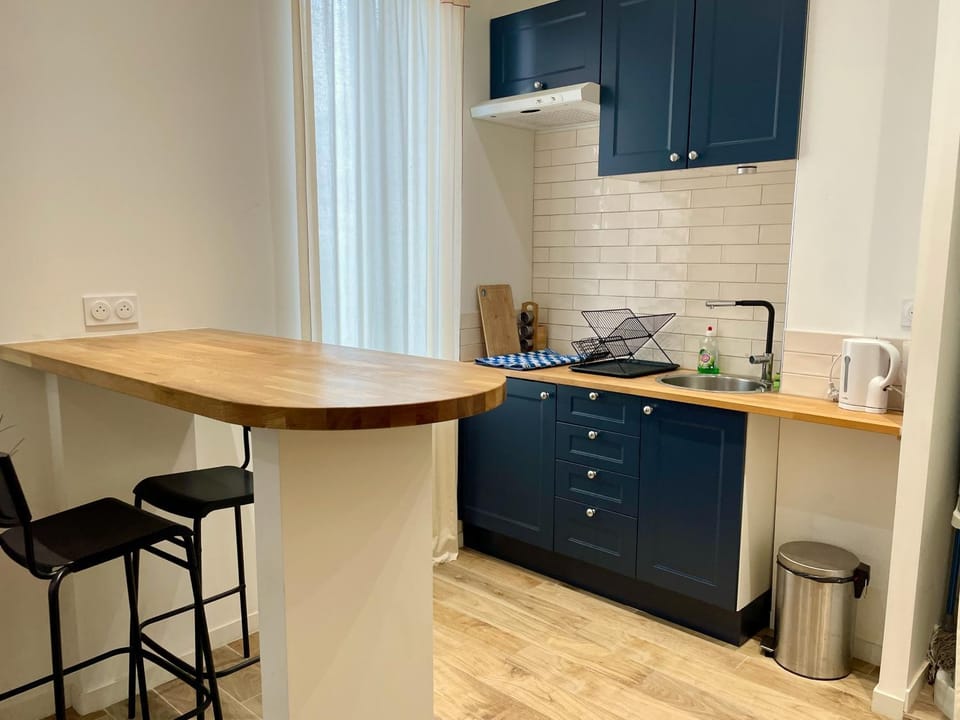 Kitchen or kitchenette, Dining area, stove