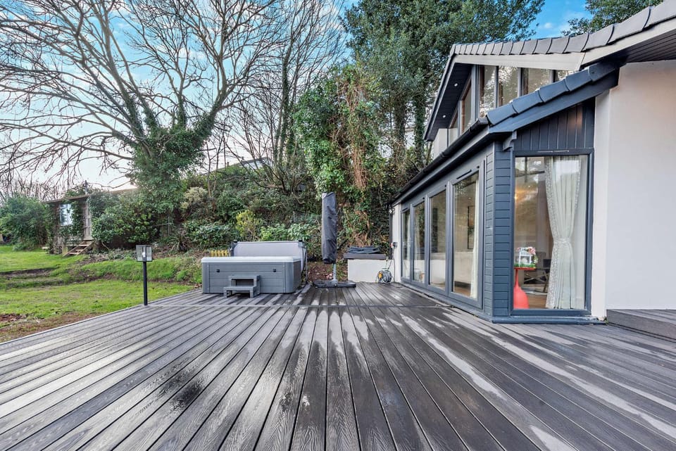 Property building, Hot Tub