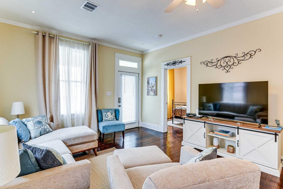 Walk to Beach! Family-Friendly Galveston Home House in Galveston Island