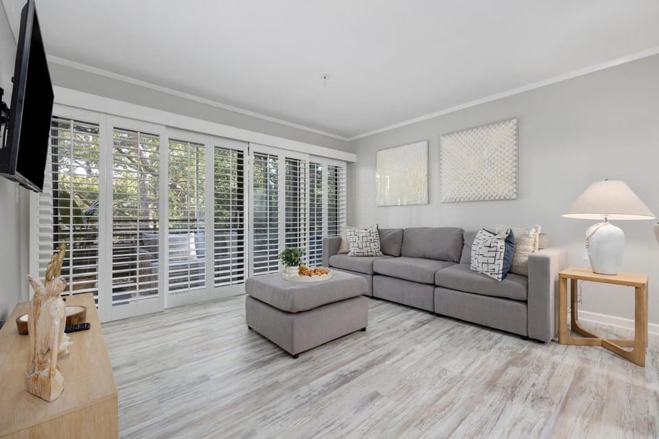 Patio, TV and multimedia, Living room, Seating area, Garden view