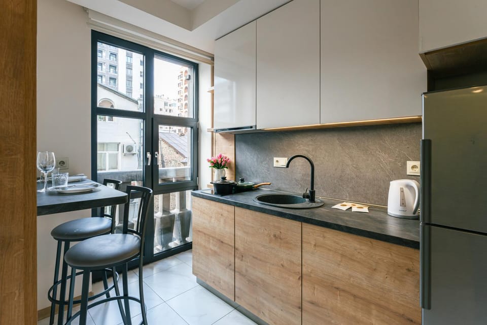 Coffee/tea facilities, Kitchen or kitchenette, Dining area, stove