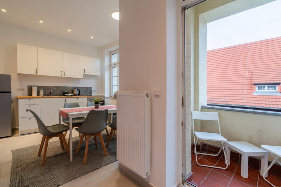 Kitchen or kitchenette, Seating area, Dining area