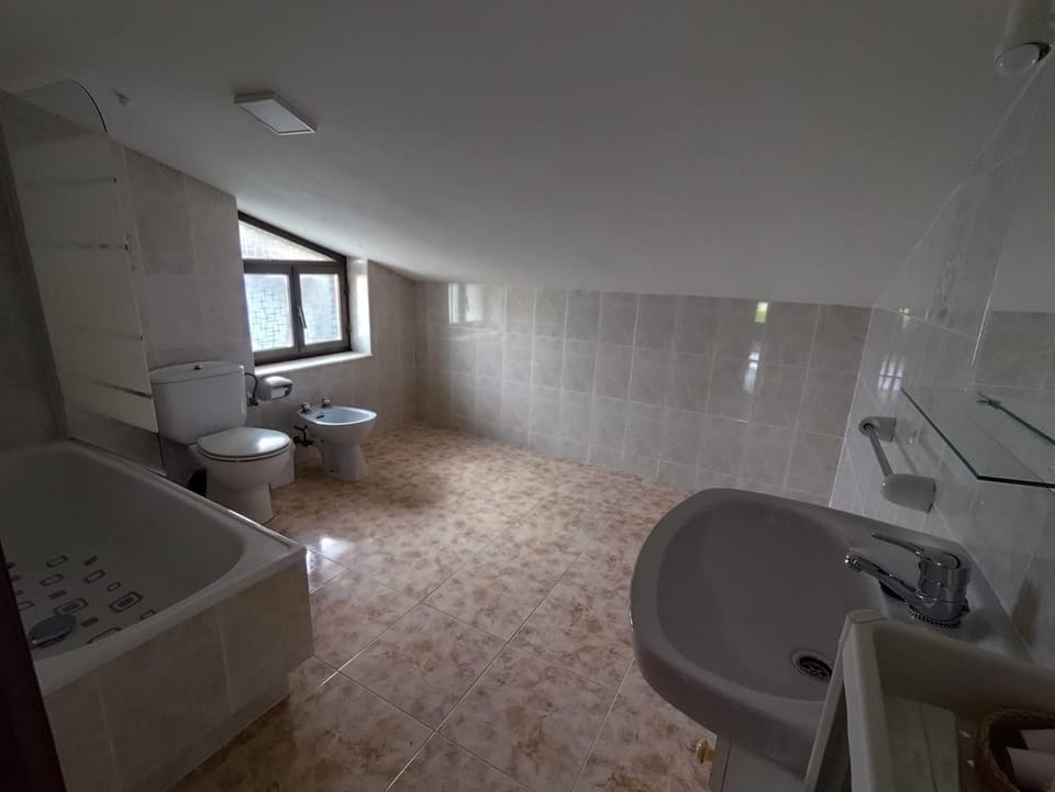 Bathroom, Bath, bidet, towels