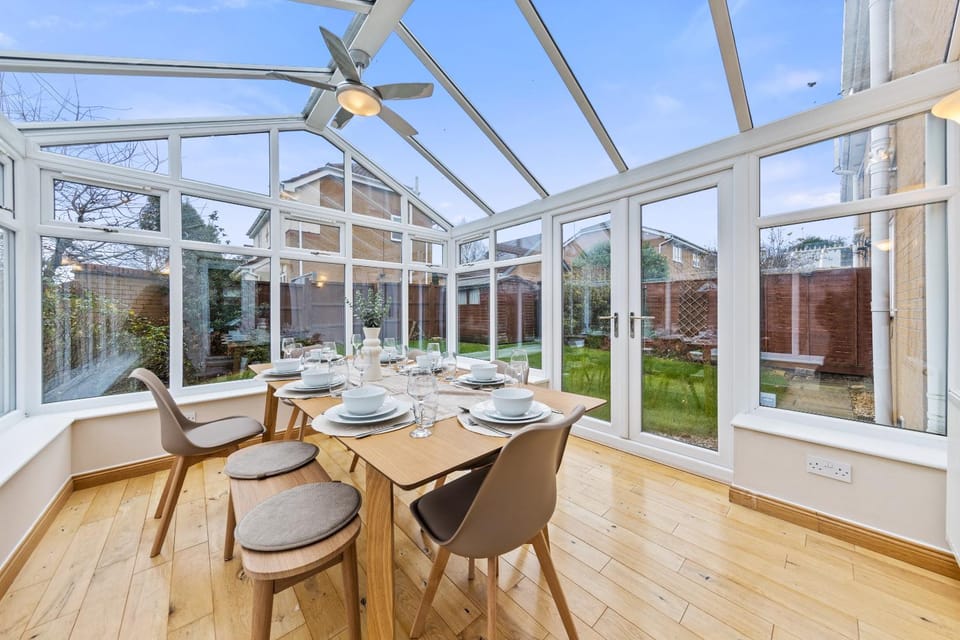 Leicester 4BR, Sleeps 9, Fast WiFi & Smart TV, M1 & M69, Garden, Long Stays & Contactors Welcome - One Astley by Base Ten Stays House in Leicester