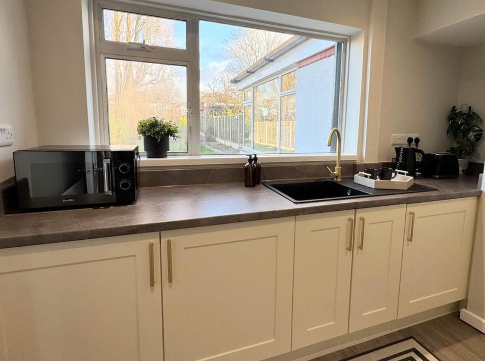 Coffee/tea facilities, Kitchen or kitchenette, stove, toaster