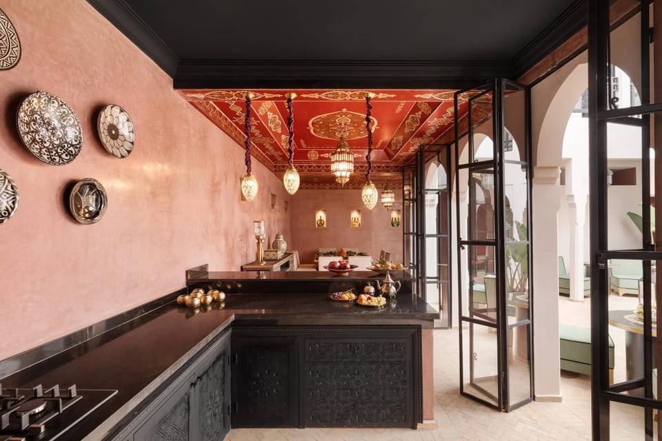 Restaurant/places to eat, Kitchen or kitchenette