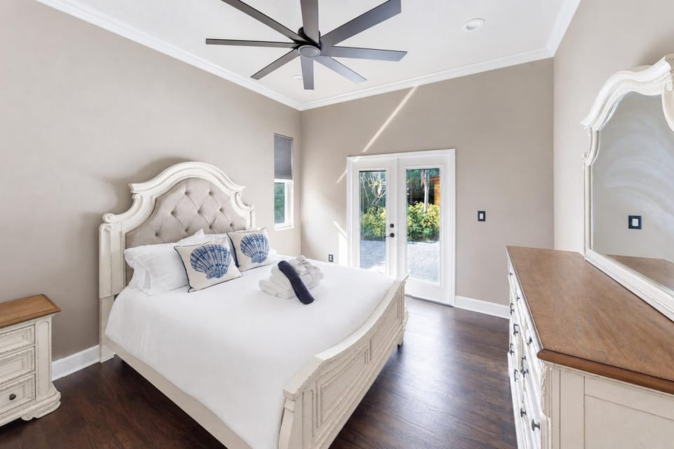 Bed, Photo of the whole room, Bedroom, towels