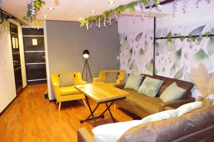 Communal lounge/ TV room