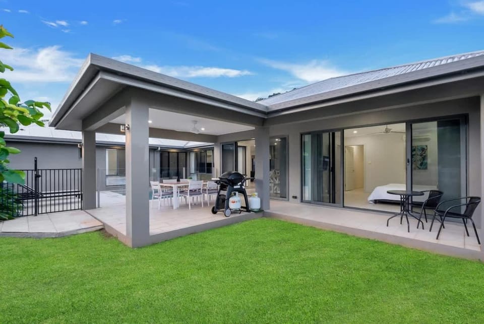 Trinity Beach Oasis - Poolside Retreat and Serenity House in Cairns