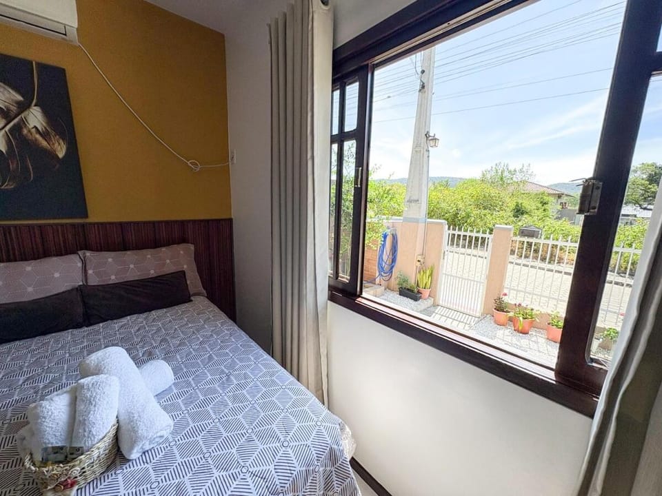 Hospedaria Orquídeas de Bombinhas - Quarto 1 - com café da manhã incluso - suíte privativa com banheira de imersão Bed and Breakfast in Bombinhas