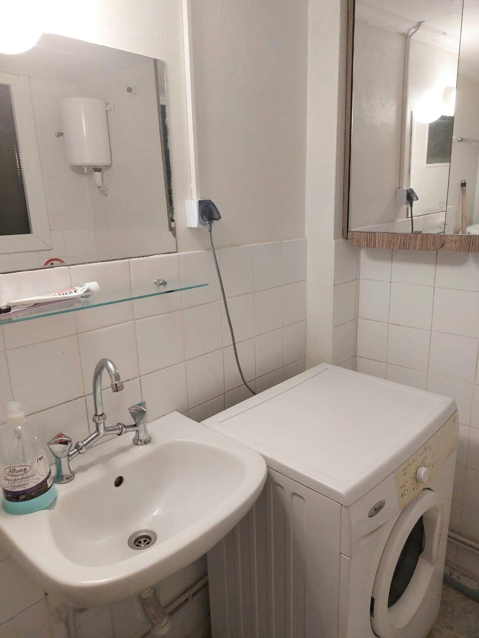 3beds in prv room 5' from metro Hostel in Athens